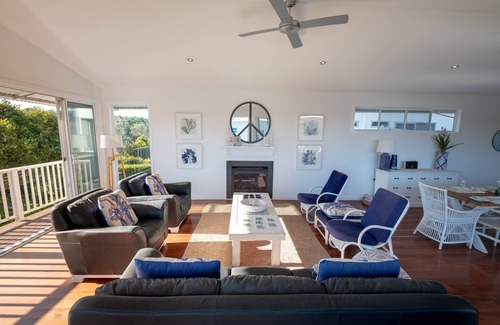 Casuarina House | SERENITY BEACH RETREAT - Hamptons Beach HavenCasuarina - sleeps 14 -7 bedrooms