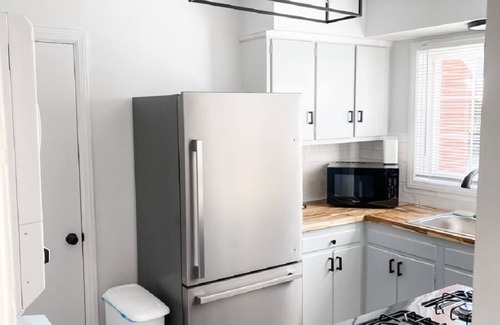 Midtown Apartment | Serenity near Forsyth Park: Timeless 2BR/1BA
