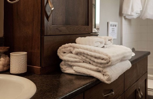 Central Okanagan House | Serenity Poolside Retreat · Luxe Home w/Pool/HotTub/Games/PetsOK/Nr Lakes