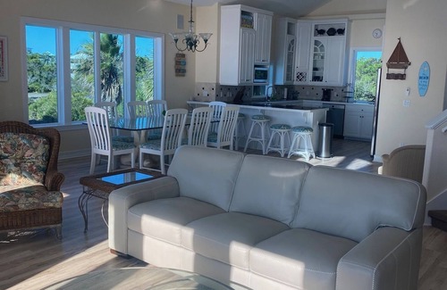 Treasure Beach Village House | SGI Beachfront Hm, 4 Bdrm 3 Bath Sleeps 13 prvt beach n pool 40% off 7/26 - 8/2