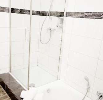Neudorf-Nord Apartment | SH Asia Suite l 3 Betten l Sauna l 450m bis Universität