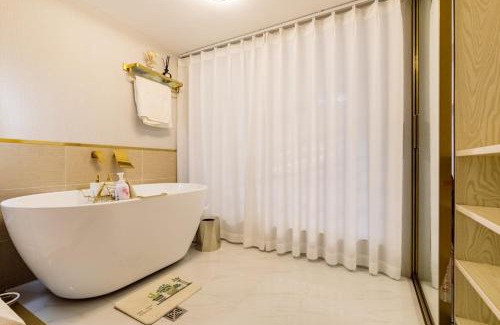 Pudong Apartment | Shanghai Stylish Loft near Riverside Smart Home & Bathtub 上海精装复式公寓近黄浦江