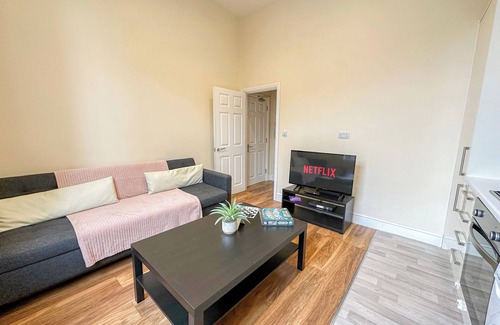 Addison Apartment | Shepherds Bush Charming 2 Bedroom Flat w/Free WiFi near Hammersmith , Westfield