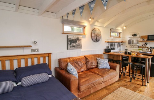 Farden Cottage | SHEPHERDS CABIN AT TITTERSTONE, pet friendly in Clee Hill