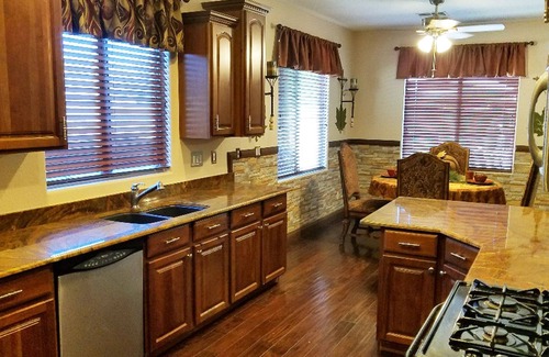 Centerra House | Sherrif says "Put'm up~in the WILD WEST RETREAT!" Budget & Pet Friendly!