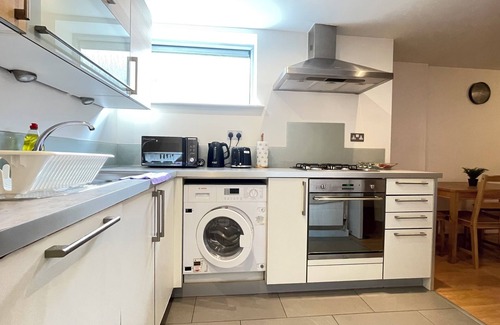 Spitalfields Apartment | Shoreditch Liverpool Street apartments with lift & balcony