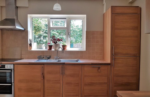 Guildford House | Short or long term, group holiday stays in Guildford. Easy access, free parking