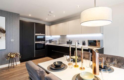 Stratford Apartment | Showroom Splendour, Luxe London Elegance
