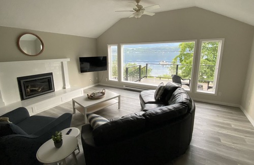 Blind Bay House | Shuswap Lakehouse 3Bd 2Bth Semi-Lakefront w/ Dock & Buoy Sleeps 9 KingBd