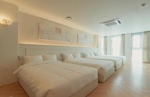 Sogong-dong Apartment | Siena-family suite free pickup late checkin and checkout 1 minute from deoksugung palace wagon rental
