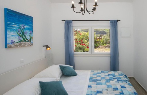 Veliki Drvenik Apartment | SIESTA, a house in the nature on the island