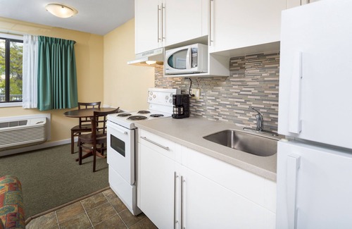 South Pandosy Hotel | Siesta Suites