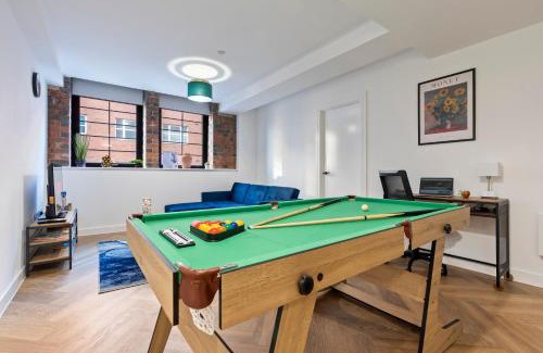 The Westside Apartment | Signature Suite- City Centre, Canal, Pool Table, Netflix Sleeps 7