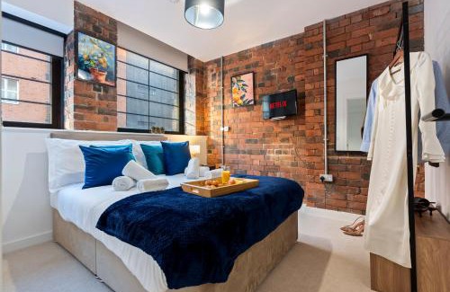 The Westside Apartment | Signature Suite- City Centre, Canal, Pool Table, Netflix Sleeps 7