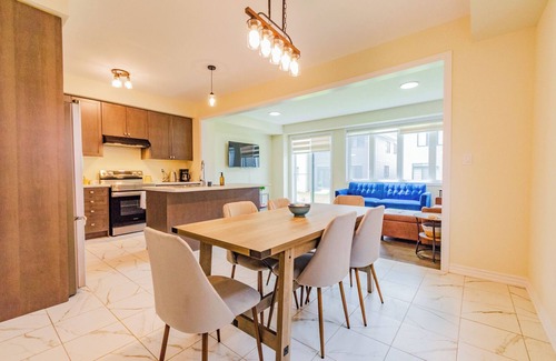 Thorold House | Simple Comforts: 4 Bedroom Family Home in Thorold | 10 Min to Falls