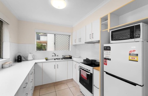 Surfers Paradise Apartment | Simple Pet-Friendly 2BR Near Beach & Tram with AC