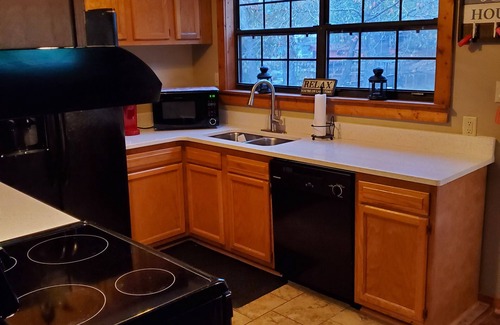 Eatonton Cottage | Sinclair Lakehouse Retreat: Hot Tub, Salt Water Pool, Dock & Boat Launch