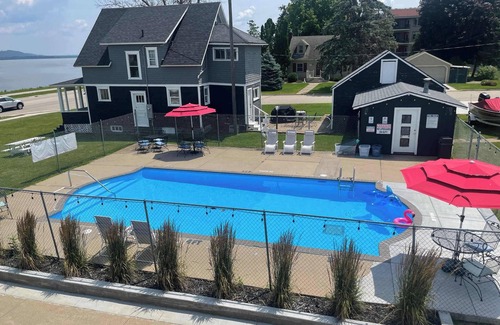 Lake City Apartment | Single King Room w/Sleeper Sofa (main level)