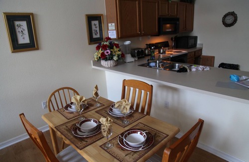 Historic Downtown Kissimmee Villa | Single Storey 5 Bed 3 Bath Villa with Pool, HD-TV , private beach + WiFi