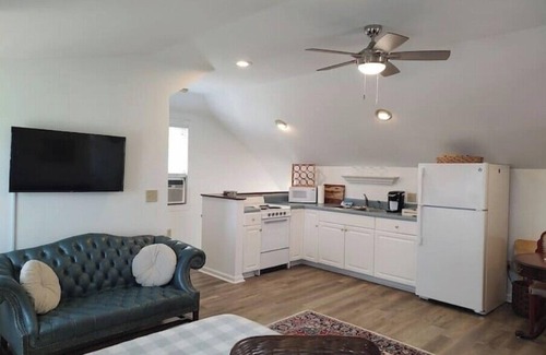 Historic Downtown Manteo House | Sir Walter Raleigh Hideaway GuestHouse w/Waterview