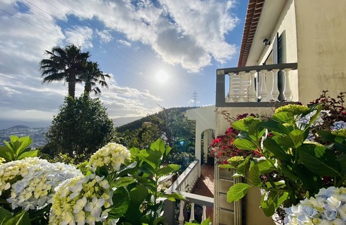 Funchal Villa | Sitlvolle Villa mit Garten, Meerblick, Levada-wanderweg & Golfplatz in der Nähe