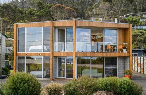 Separation Creek House | Six Degrees - beach across the road