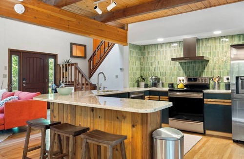 East Stroudsburg House | Ski | Hike | Hot Tub | Firepit | Sauna