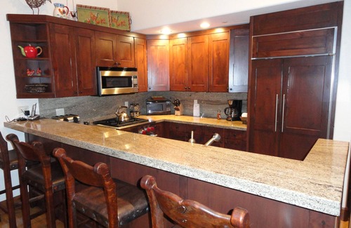 Empire Pass House | Ski in/Ski out, 20-mile Views, Holidays Avail! Huge Balcony, 4BD+Loft, Shuttle!
