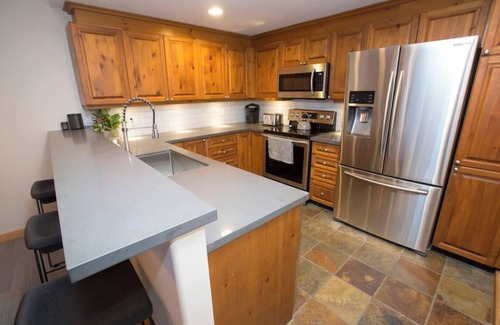 Nordic Estates House | Ski-In/Ski-Out -Private Hottub-Townhouse