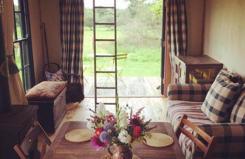 Redruth Ski Chalet | Sky View Shepherd's Huts with Woodburning Hot Tub