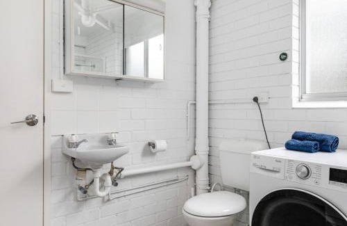 Malua Bay Apartment | Skyes Beach House - Downstairs Accommodation