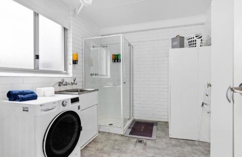 Malua Bay Apartment | Skyes Beach House - Downstairs Accommodation