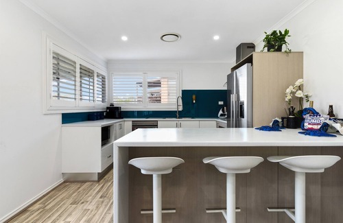 Malua Bay House | Skyes Beach House - Upstairs Accommodation