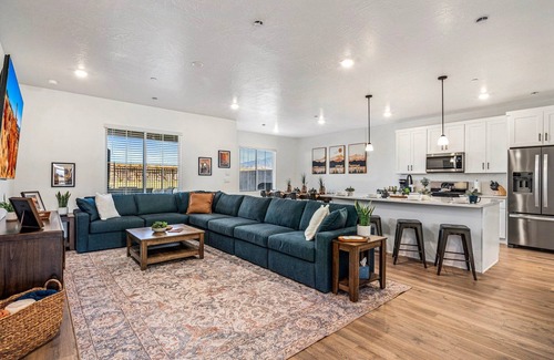 St. George House | Skyline 1694|Hot Tub, Arcade Games, Nintendo Switch, Community Amenities!