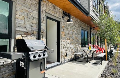 Canmore Apartment | Skyline Getaway - Mountain Views - Pool - Hot Tub