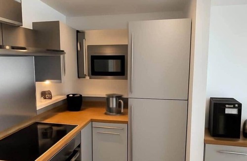 Canary Wharf Apartment | Skyline Oasis