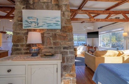 Hall Quarry Cottage | Skywater - Cozy waterfront studio