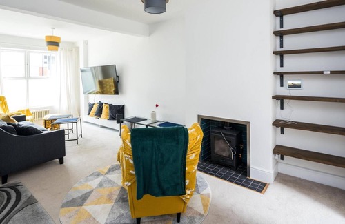 Tottenham House | Sleek and Sophisticated 2BD Home Tottenham