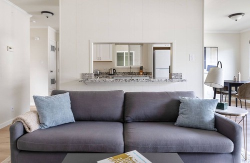 University South Apartment | Sleek Palo Alto 1BR w/Garden, Parking & W/D, nr shops, by Blueground