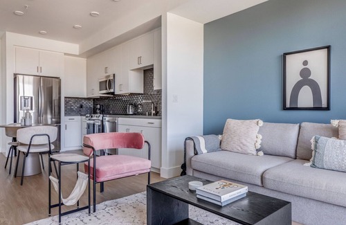 University Heights Apartment | Sleek University Heights 1BR w/Spa & Pool, nr Shops, by Blueground