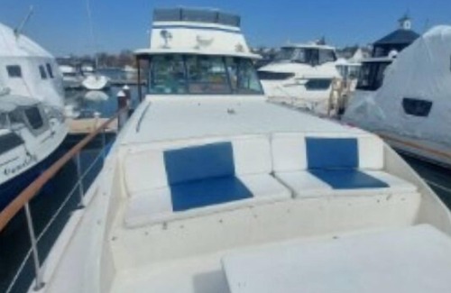 Pickering Boat Rental | Sleep on a boat :) Enjoy your summer adventure on this classic YACHT 43 foot