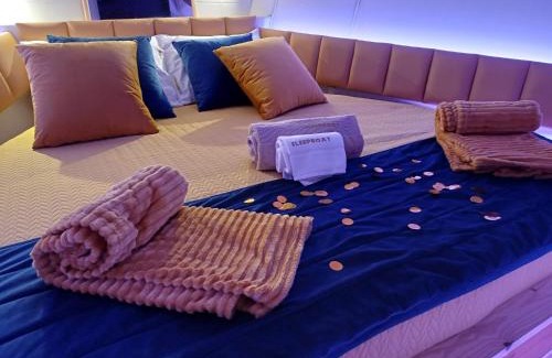 Campanha Boat Rental | SLEEPBOAT LuxLife Yatch