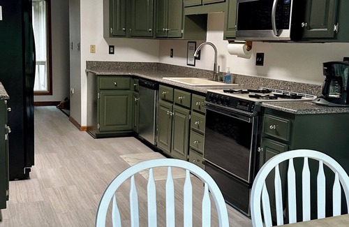 Townsend House | Sleeps 16! Large Home with Hot Tub, Pool Table, and Foosball Minutes from Park