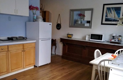 East Mesa Cottage | Sleeps 3 - Queen bed and twin futon. Pets with approval. (Max 4)