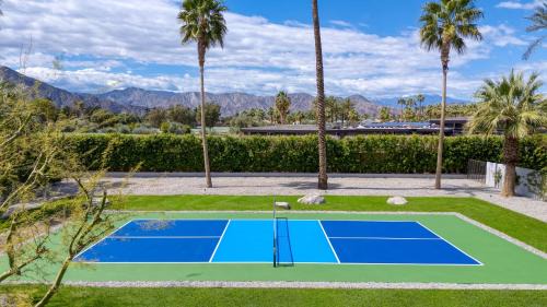 La Quinta House | Sleeps 40 3 Luxe Villas next to Empire Polo Club Putting Green Pickleball