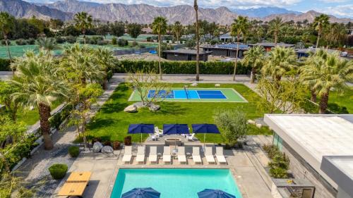 La Quinta House | Sleeps 40 3 Luxe Villas next to Empire Polo Club Putting Green Pickleball