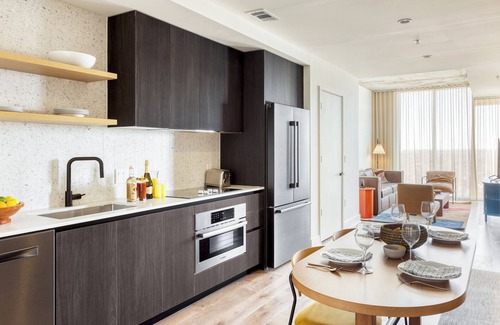 Rainey Street Historic District House | Sleeps 40 | Luxe Condos Near DT Austin | Natiivo