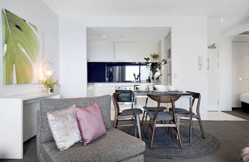 Gold Coast House | SLEEPS 5 HEART OF CI