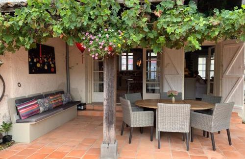 Saint-Meard-de-Gurcon House | Sleeps 6 Vineyard Escape- PetsOK & Airport Access