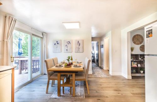 Green Bay House | Sleeps 6 Walk to Lambeau Resch Dog-Friendly